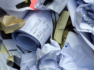 Documentos bancários ficam expostos em lixo em frente a agência no Centro de Piracicaba (Foto: Fernanda Zanetti/G1)