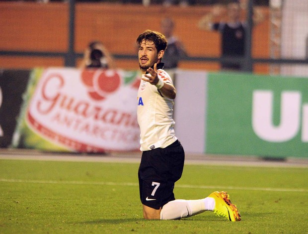 Alexandre Pato ajoelhado Corinthians Cruzeiro Brasileiro Série A (Foto: Marcos Ribolli)