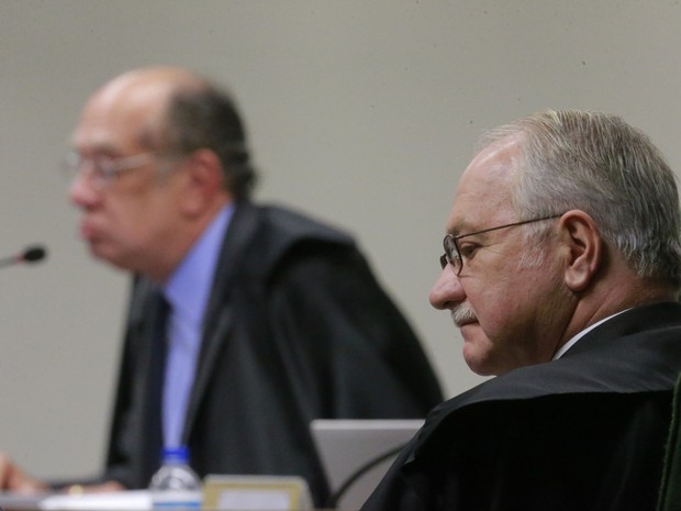 O ministro do STF, Luiz Edson Fachin (relator da Lava Jato)(d), tendo ao fundo o ministro Gilmar Mendes (e), durante sessão da segunda turma do Supremo Tribunal Federal que julga pedido de habeas corpus de José Dirceu