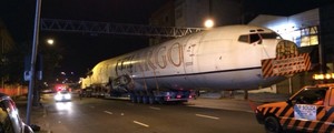 É um avião? Transporte de boeing em Porto Alegre chama atenção (Paulo Ledur/RBS TV)