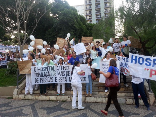 Manifestação dos funcionários HSJD em Divinópolis , MG (Foto: Marina Alves/G1)