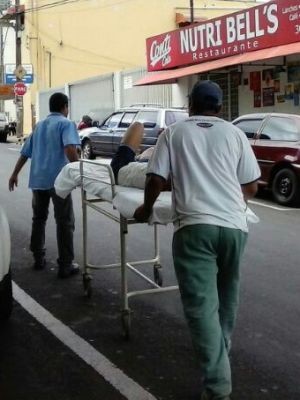 Funcionário da prefeitura leva paciente na maca para Santa Casa (Foto: Divulgação / TEM Você)