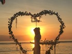 Isis Valverde posta foto romântica em cenário paradisíaco