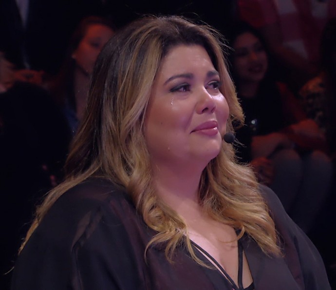 Fabiana Karla chora com surpresa da família (Foto: TV Globo)