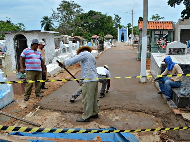Familiares tem até o dia 31 para fazer limpeza de túmulos (Foto: Edivaldo Souza/G1) Familiares tem até o dia 31 para fazer limpeza de túmulos (Foto: Edivaldo Souza/G1)