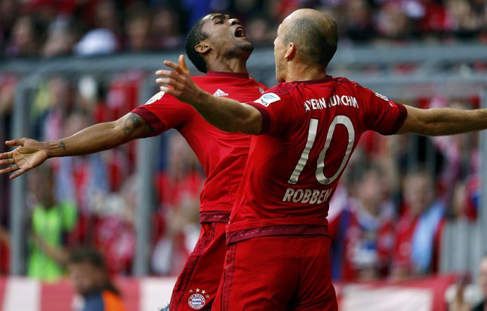 Douglas Costa Robben gol Bayern x Stuttgart (Foto: Reuters)