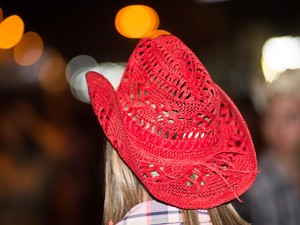 A peoa Marília Marques optou por um chapéu colorido para curtir a festa (Foto: Érico Andrade/G1)