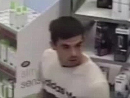 A polícia busca identificar o homem flagrado na loja