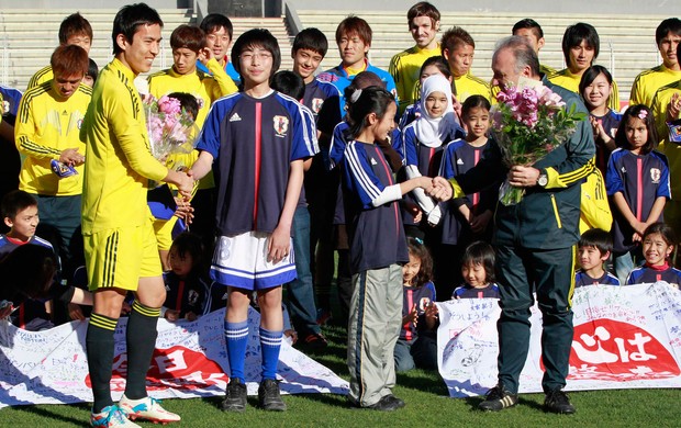 Alberto Zaccheroni e Makoto Hasebe recebem flores, treino japão (Foto: Reuters)