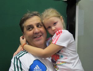 Gilson Kleina com a filha no vestiário do Palmeiras (Foto: Gustavo Serbonchini / globoesporte.com)