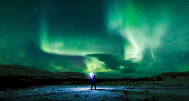  Em suas fotos Goh também conseguiu capturar um fenômeno que pode ser confundido com a aurora boreal. Mas na verdade este brilho verde no ar é causado por várias reações químicas nas camadas mais altas da atmosfera terrestre (Foto: Michael Goh/REX/Shutterstock)