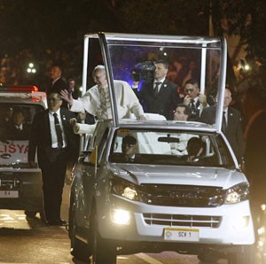 Papa Francisco acena para fieis a bordo do papamóvel em Manila (Foto: AP)