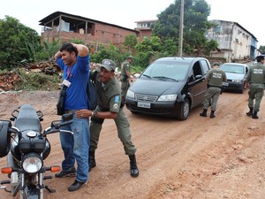 Polícia realiza operação em vila da Zona Sul de Teresina (Foto: Gil Oliveira/ G1)