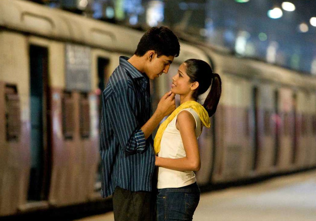 Que romântico! A indiana Freida Pinto e o inglês Dev Patel estão namorando desde que protagonizaram o premiadíssimo 'Quem Quer Ser um Milionário?' (2008). (Foto: Reprodução)