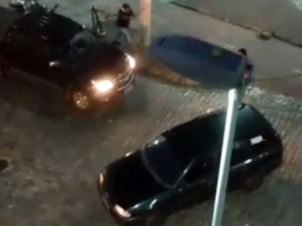 Motoristas brigam em rua de Amparo, no interior de São Paulo (Foto: Reprodução EPTV) Motoristas brigam em rua de Amparo, no interior de São Paulo (Foto: Reprodução EPTV)