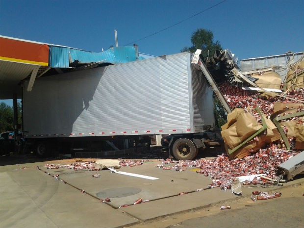 Caminhão carregado com cerveja invadiu um posto de combustíveis na PR-092, em Wenceslau Braz (Foto: Odair José/Arquivo Pessoal)