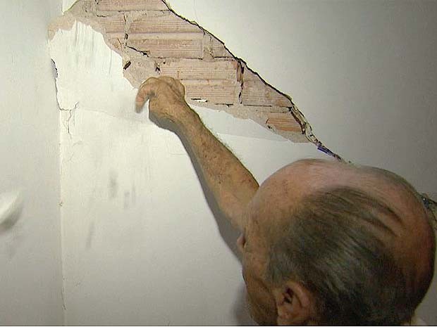 Daniel Pereira mostra estragos causados por infiltração em sua casa em Ribeirão Preto, SP (Foto: Reprodução/EPTV)