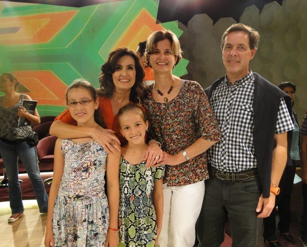Fátima Bernardes recebe a visita da irmã e sobrinhas da França (Foto: Encontro com Fátima Bernardes / TV Globo)