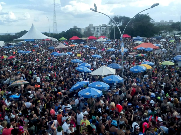 Foliões durante desfile do bloco Babydoll de Nylon, em Brasília (Foto: Bárbara Lins/TV Globo) Foliões durante desfile do bloco Babydoll de Nylon, em Brasília (Foto: Bárbara Lins/TV Globo)