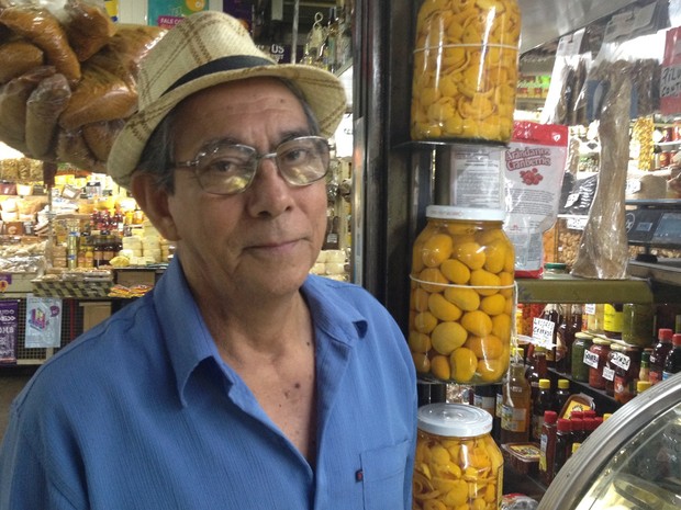 Comerciante Eurpedes Cndido da Silva, de 71 anos, que vende pequis, aprova projeto, Gois (Foto: Fernanda Borges/G1)