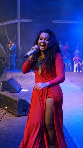 Natália Sarraf durante lançamento de sua carreira solo em Almeirim, no Pará, no último dia 21 (Foto: Arquivo Pessoal/Divulgação)