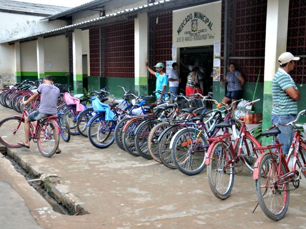 Moradores optam pela bicicleta pela facilidade e economia que o transporte oferece (Foto: Vanísia Nery/ G1)