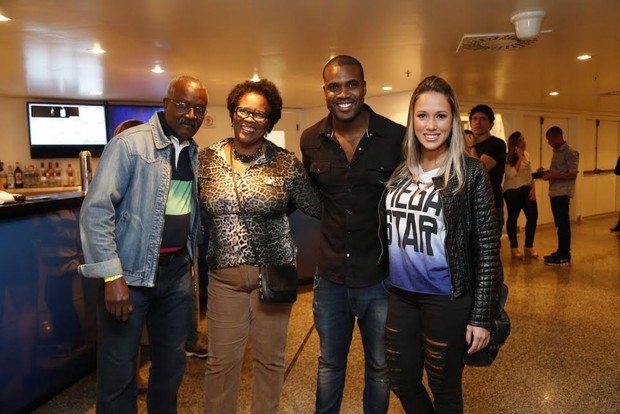 Rafael Zulu leva os pais e a namorada ao show de Thiaguinho no Rio (Foto: Felipe Assumpção/Henrique Oliveira/AgNews)