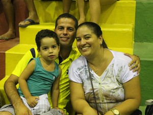 Familia assistindo os jogos da Copa TV Grande Rio de Futsal (Foto: Henrique Almeida) Familia assistindo os jogos da Copa TV Grande Rio de Futsal (Foto: Henrique Almeida)