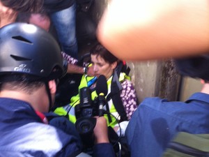 Jornalista da CNN ficou ferida (Foto: Gustavo Petró)