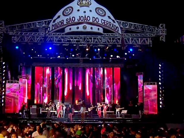 Juninho e Luana se apresentam no palco do Maior São João do Cerrado, no DF (Foto: TV Globo/Reprodução) Juninho e Luana se apresentam no palco do Maior São João do Cerrado, no DF (Foto: TV Globo/Reprodução)