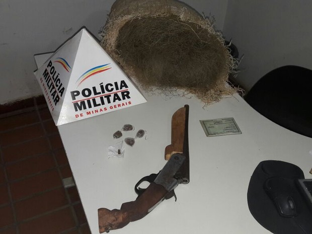 Materiais apreendidos na casa do jovem de 22 anos (Foto: Polícia Militar/Divulgação)