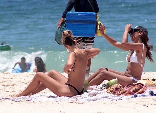 Yasmin Brunet na Praia de Ipanema com amiga, no Rio de janeiro (Foto: AgNews) Yasmin Brunet na Praia de Ipanema com amiga, no Rio de janeiro (Foto: AgNews)