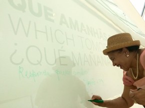 Cecília Silva deixou um recado no mural do Museu do Amanhã (Foto: Lívia Torres/G1)