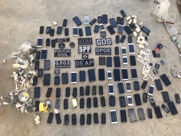 Celulares, drogas e armas brancas também foram encontrados durante revista (Foto: Divulgação / Força Tarefa Penitenciária)