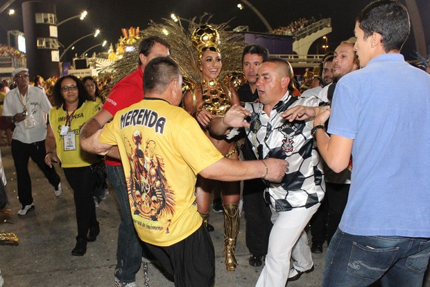 Sabrina Sato causa confusão na saida da Gaviões da Fiel (Foto: Iwi Onodera/EGO)