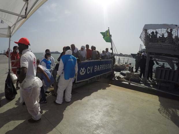Imigrantes desembarcaram da corveta brasileira Barroso por volta das 14h deste sábado (5) no porto de Catânia, na Sicília (Itália) (Foto: Marinha do Brasil)