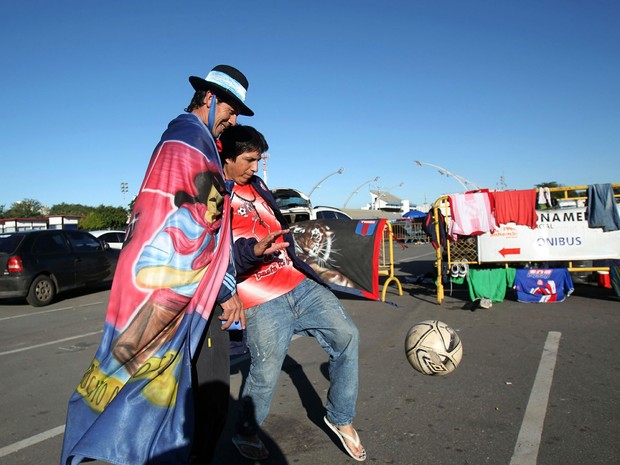 Torcedores argentinos com seus motorhomes acampam no estacionamento do Sambódromo do Anhembi, na zona norte de São Paulo, na manhã desta segunda-feira (30) (Foto: Werther Santana/ Estadão Conteúdo)