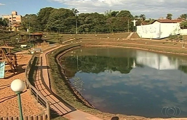 Garoto de 8 anos morre afogada após cair em lago em Pires do Rio, Goiás (Foto: Reprodução/TV Anhanguera)