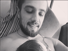 Rafael Cardoso posta foto com a filha recém-nascida: 'Dengo da manhã'
