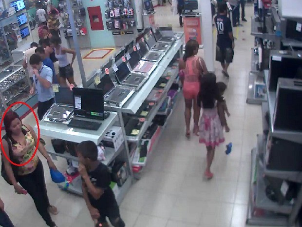 Câmeras de circuito interno de loja flagraram mulher com as duas crianças (Foto: Divulgação/Polícia Civil)