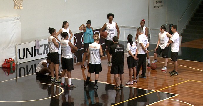 Corinthians/Americana, time basquete feminino (Foto: Carlos Velardi/ EPTV)