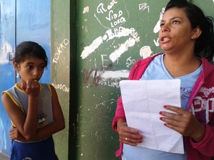 Com a falta de gás, as duas filhas da diarista Soledade estão ficando em casa (Foto: Michelly Oda / G1)