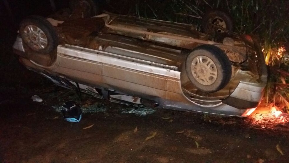 Dupla capotou carro roubado na entrada da cidade (Foto: Divulgação/Polícia Civil)