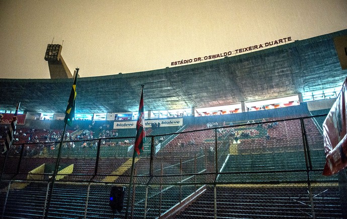 jogo Portuguesa parado chuva estádio (Foto: Marcelo Machado de Melo / Agência Estado)