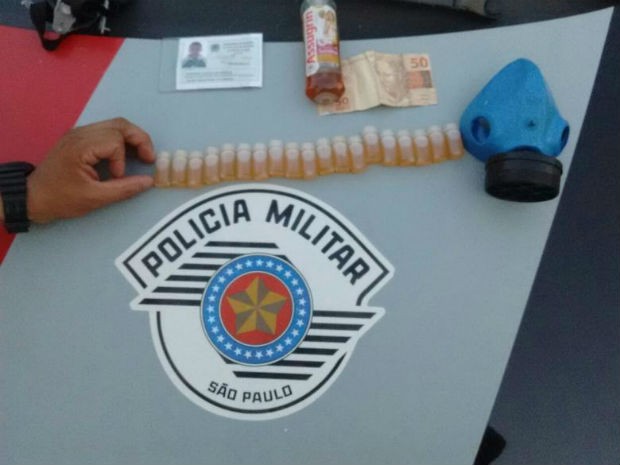 Suspeito foi preso com frascos de lança perfume perto de evento musical em Itu (Foto: Reprodução/Polícia Militar)