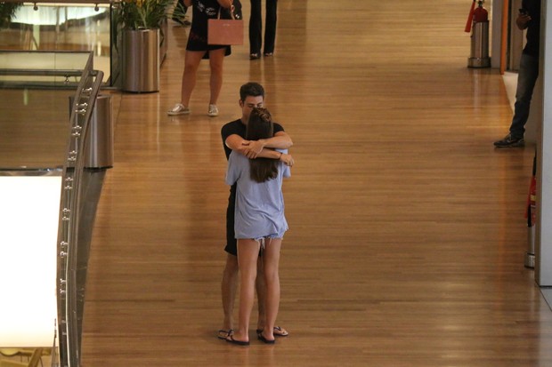  Cauã Reymond aos beijos com a namorada no shopping (Foto: AgNews  / AgNews)
