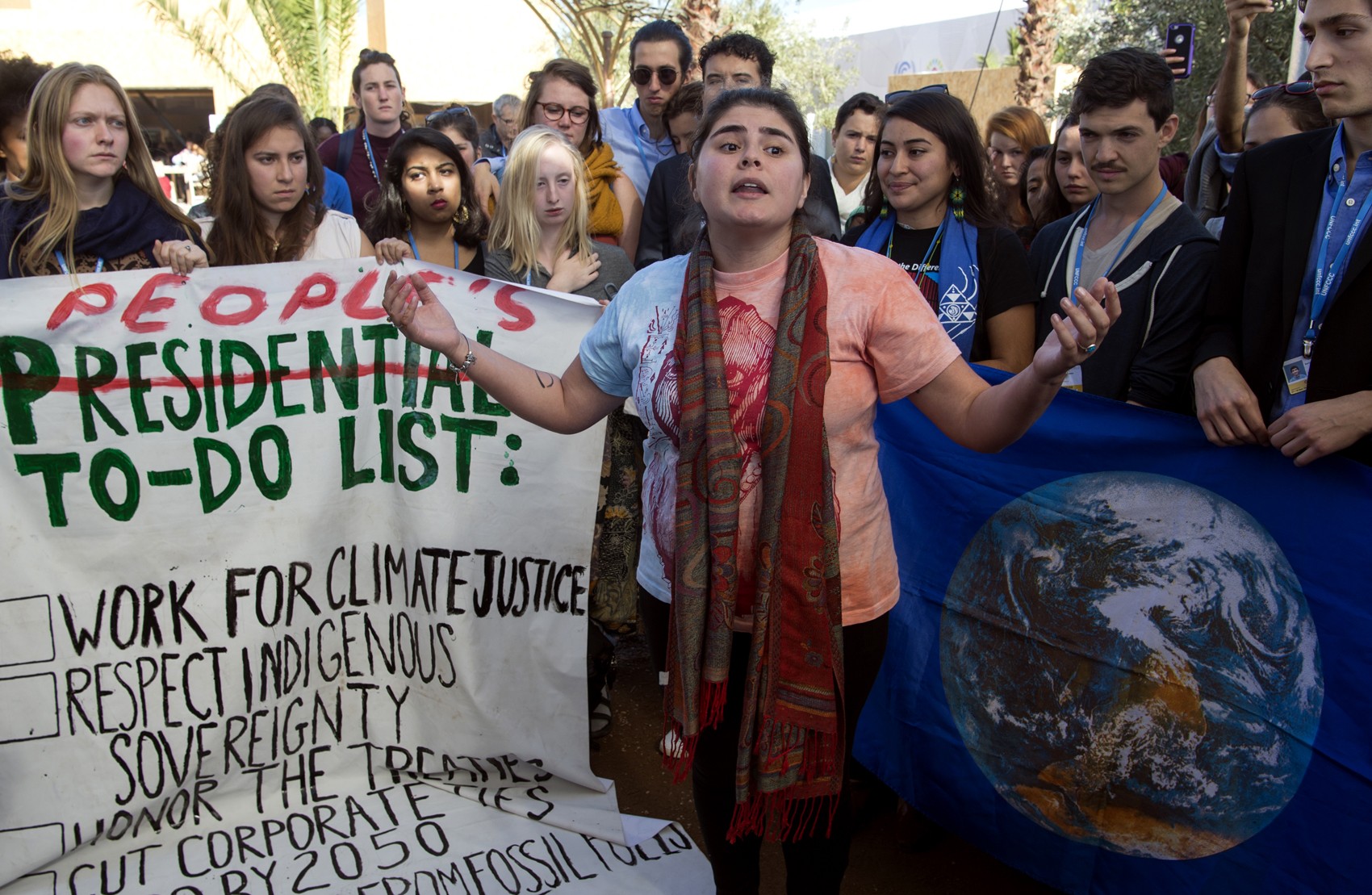 Estudantes americanos protestam do lado de fora da COP 22 em reação à eleição de Donald Trump