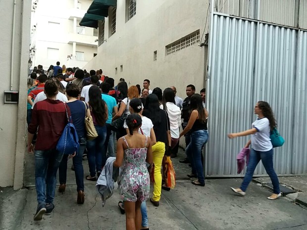 ENEM - DOMINGO (6) - MANAUS (AM) - Portões foram abertos as 11h, momentos antes da chuva, em um colégio no Centro de Manaus (Foto: Ive Rylo / G1 AM)