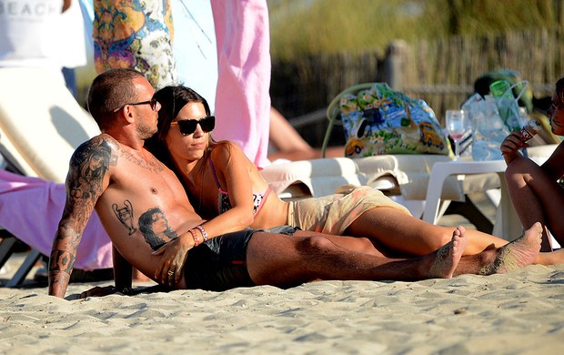 Wesley Sneijder e a esposa Yolanthe Cabau em Ibiza  (Foto: Splash News)