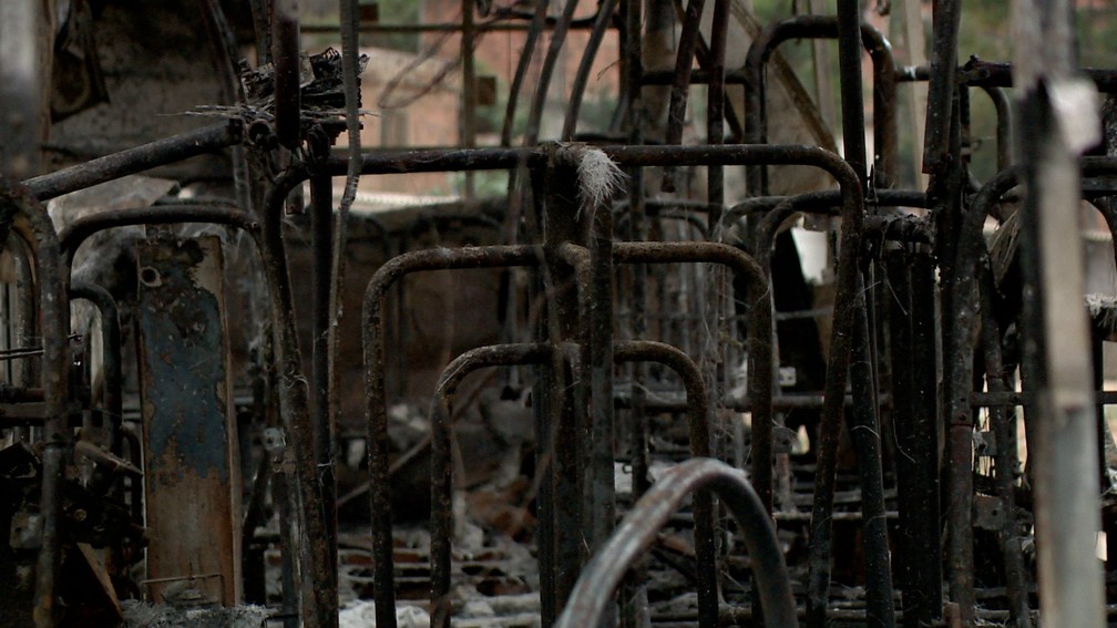 Interior do ônibus incendiado em Cariacica (Foto: Reprodução/ TV Gazeta)